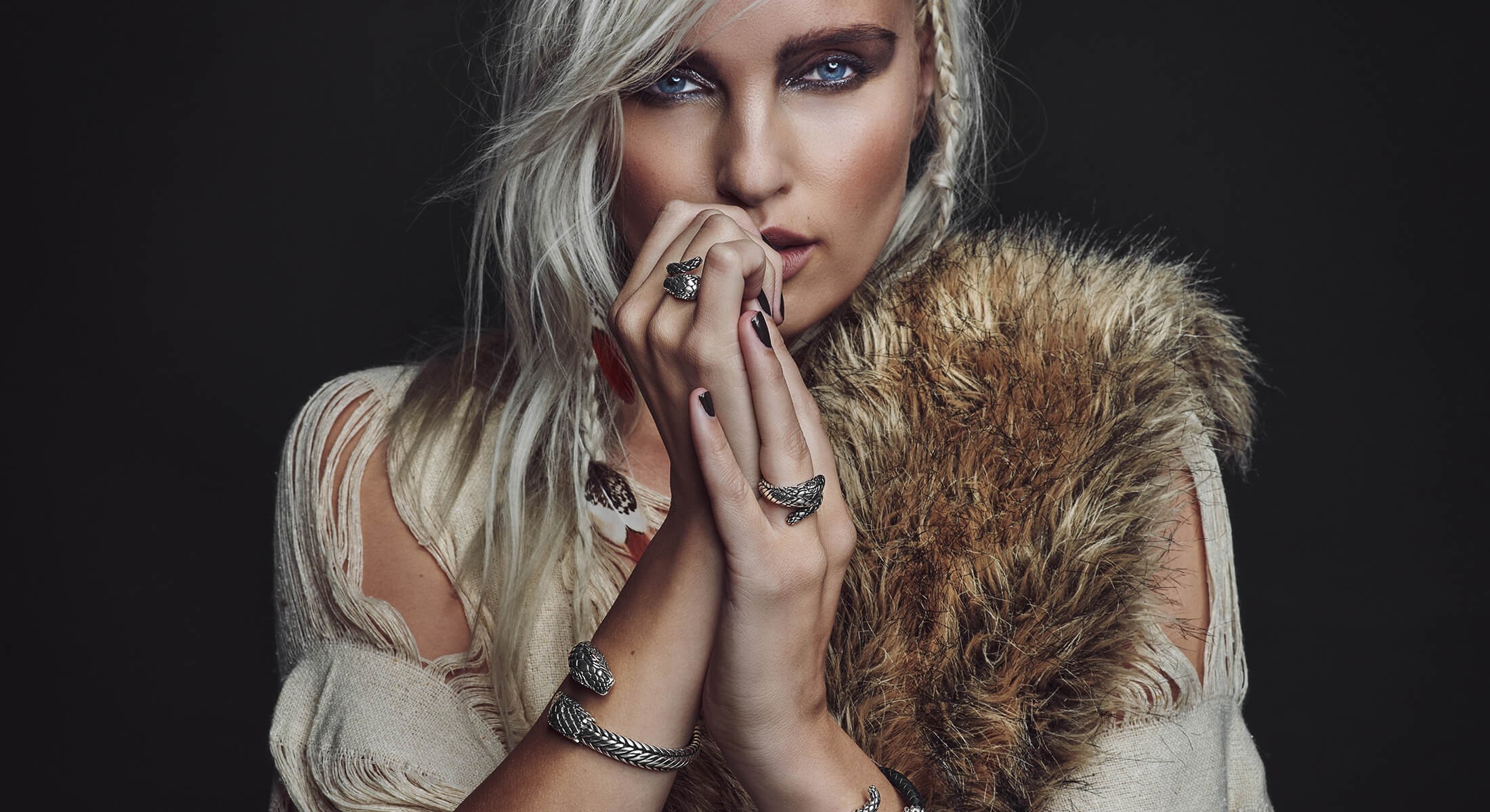 Vrouw slangen armband en ring